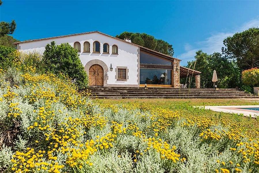 ВИЛЛА С БАССЕЙНОМ ПОД ЖИРОНОЙ